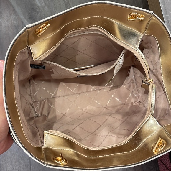 MICHAEL KORS
Jet Set Travel Large Signature Chain Shoulder Tote Bag
Pale Gold - Picture 7 of 16